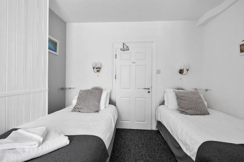 Twin Room with Private Bathroom image 1