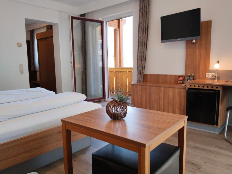Deluxe Double Room with Bath image 3