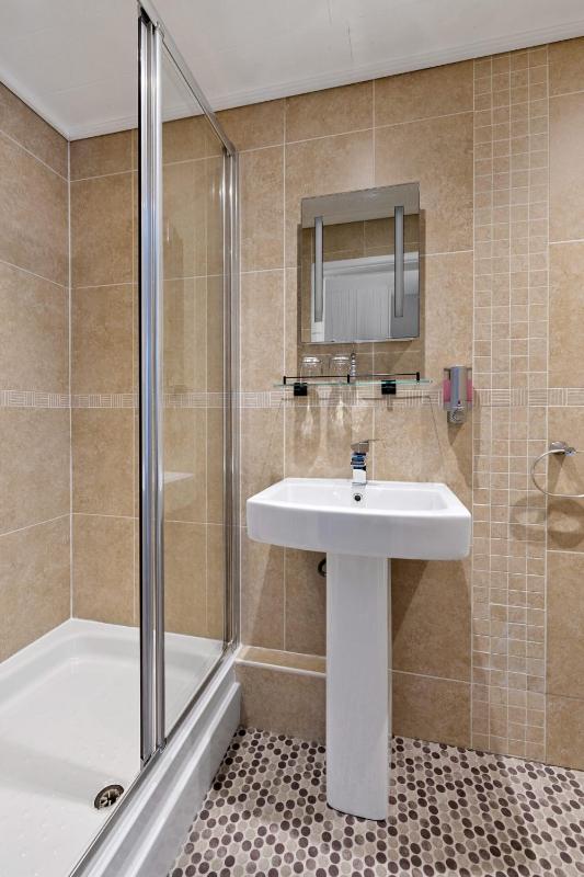 Twin Room with Private Bathroom image 3