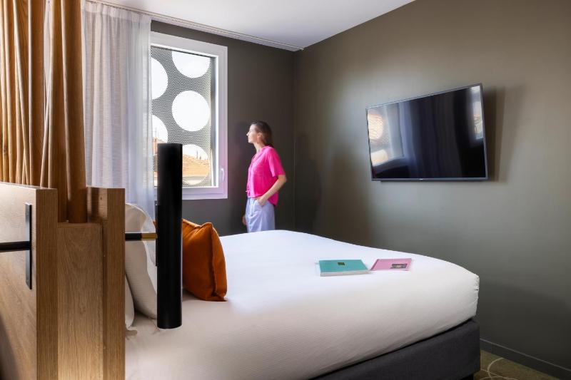 Excecutive King Room with One Sofa image 4