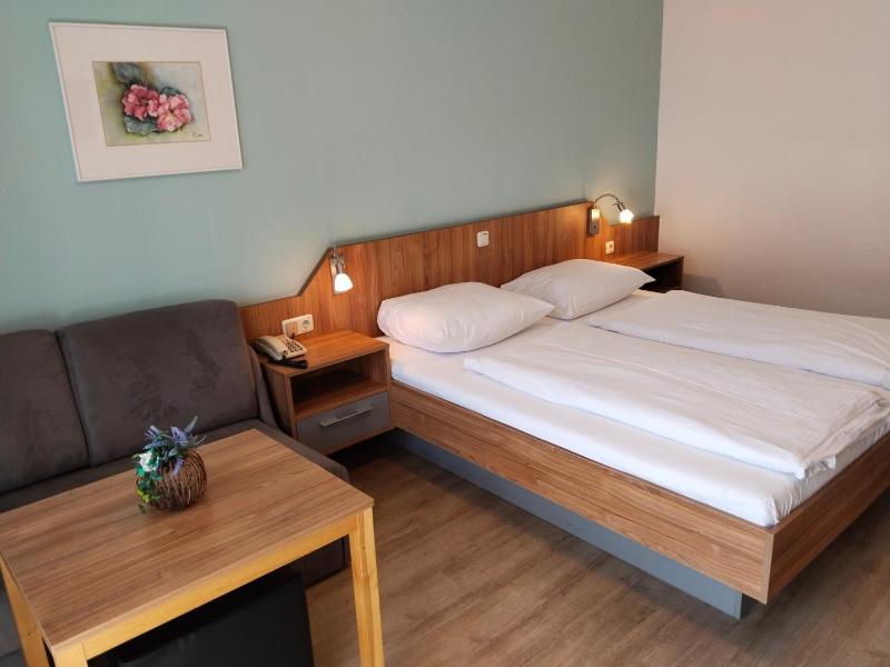 Deluxe Double Room with Extra Bed image 2