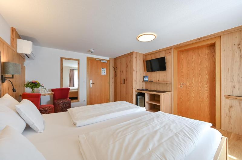 Standard Double Room - Street View image 2