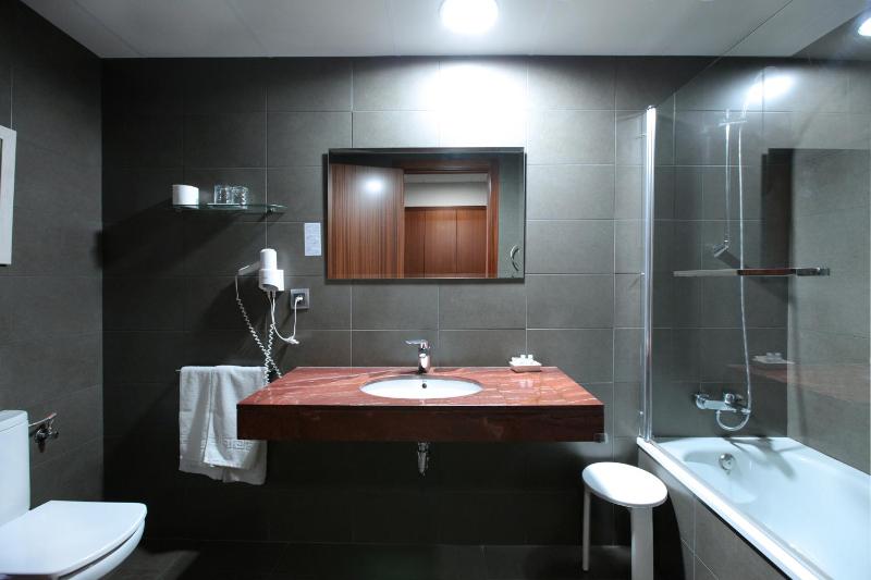 Superior Double Room with Balcony and River View image 3