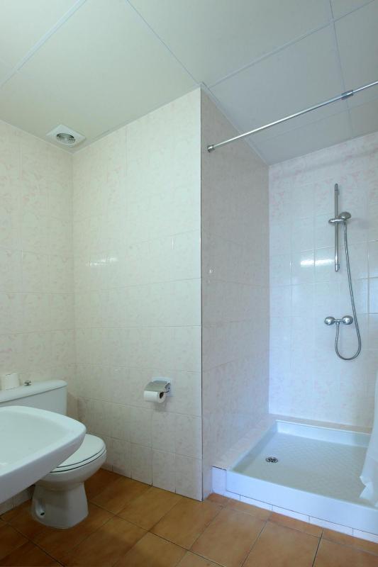 Twin Room with Balcony image 2