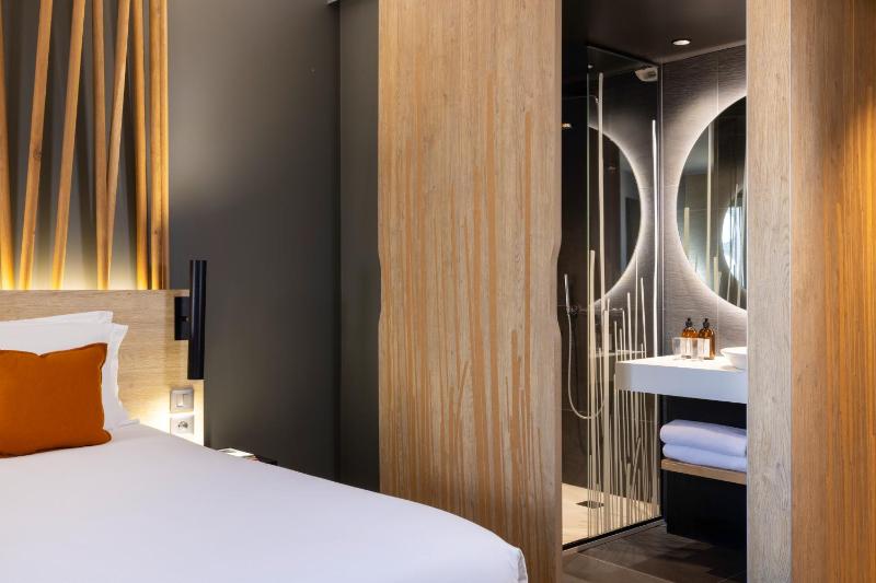 Standard King Room image 3