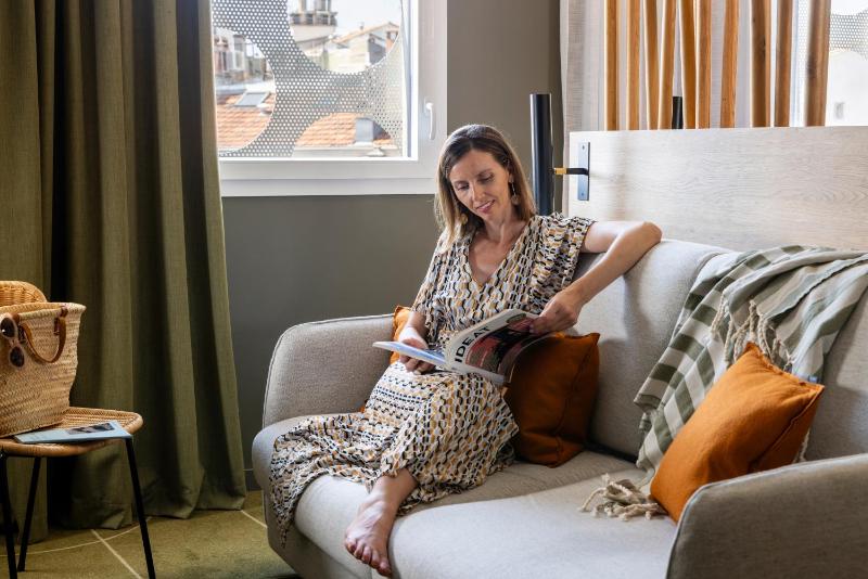 Junior King Suite with One Sofa image 1