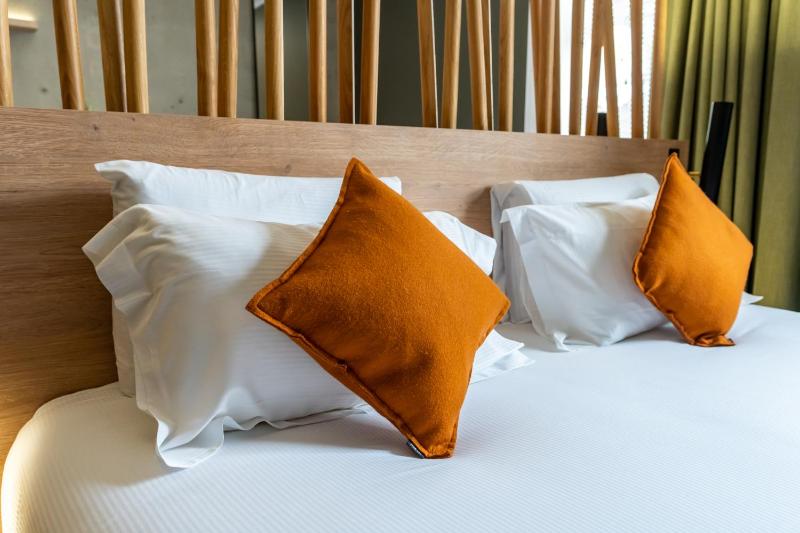 Junior King Suite with One Sofa image 4