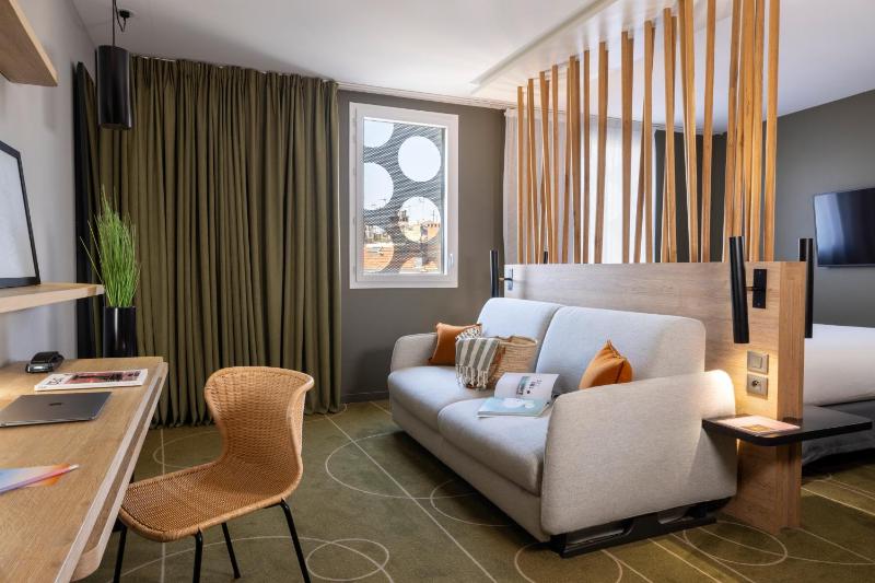 Excecutive King Room with One Sofa image 2