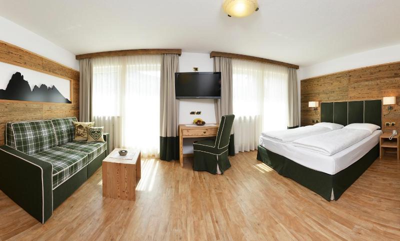 Deluxe Double or Twin Room with Balcony image 3