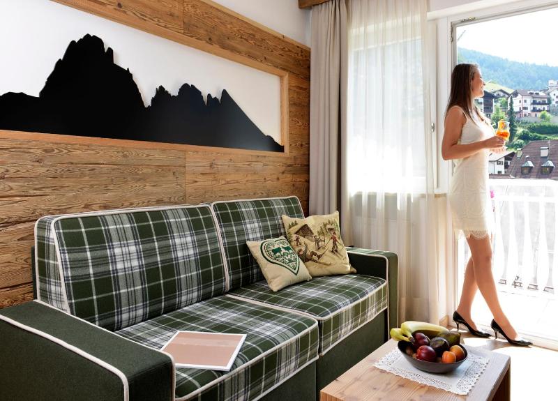 Deluxe Double or Twin Room with Balcony image 2