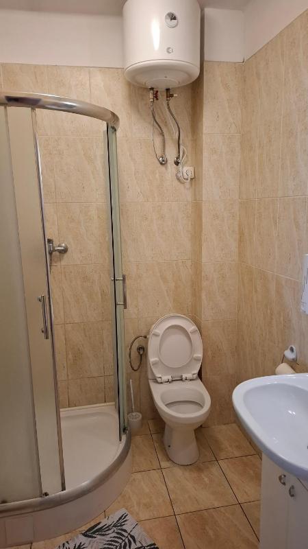 Single Room with Bathroom image 2
