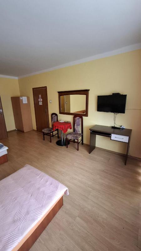Single Room with Bathroom image 3