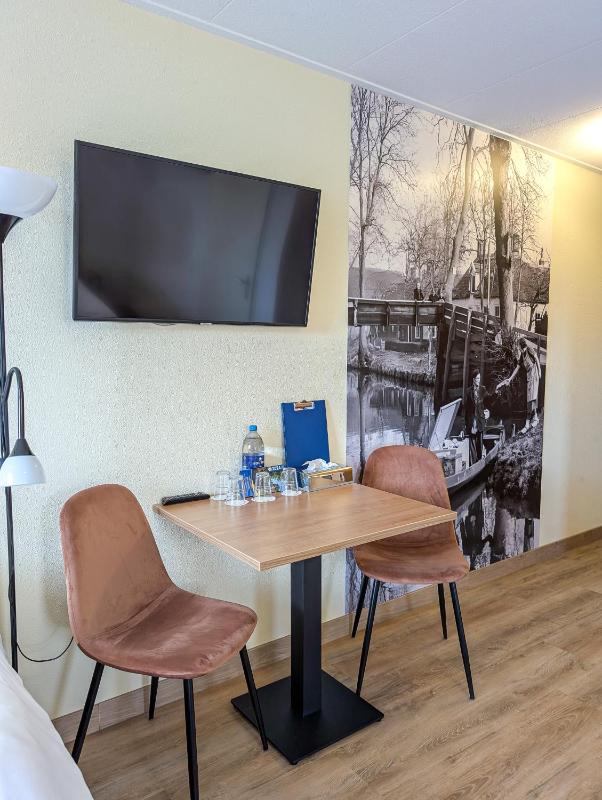 Standard Twin Room image 1