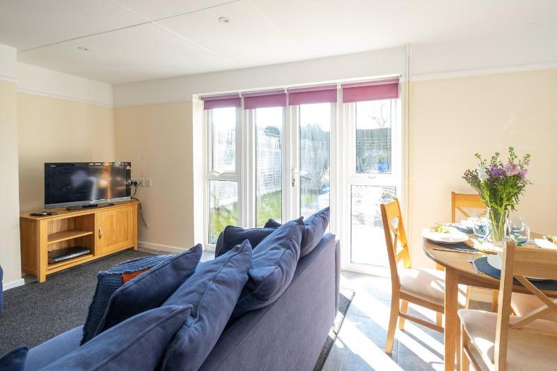 6 Franklin Rd - Aldeburgh Coastal Cottages - image 2
