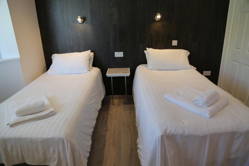 Standard Twin Room image 4