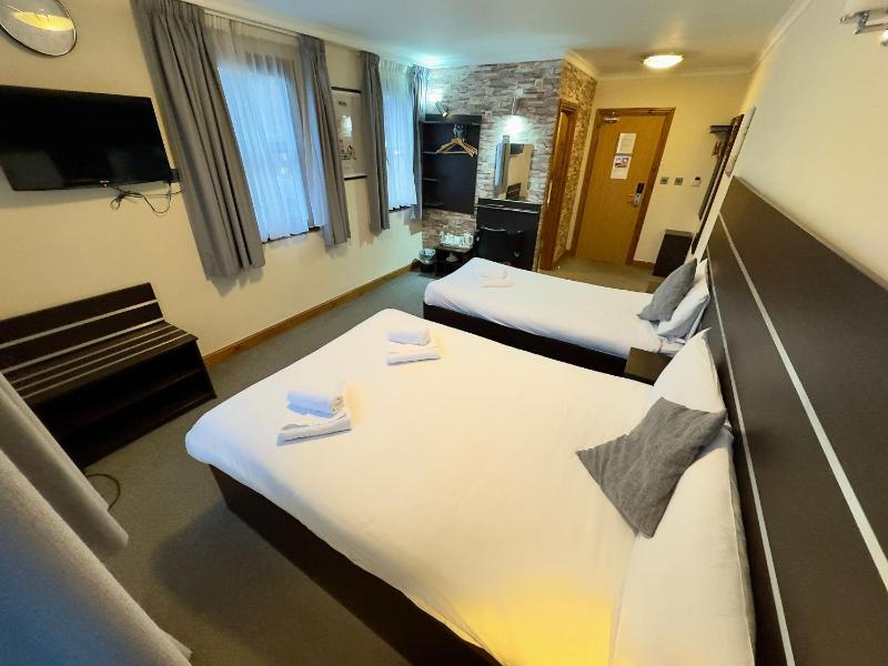 Deluxe Family Room image 3