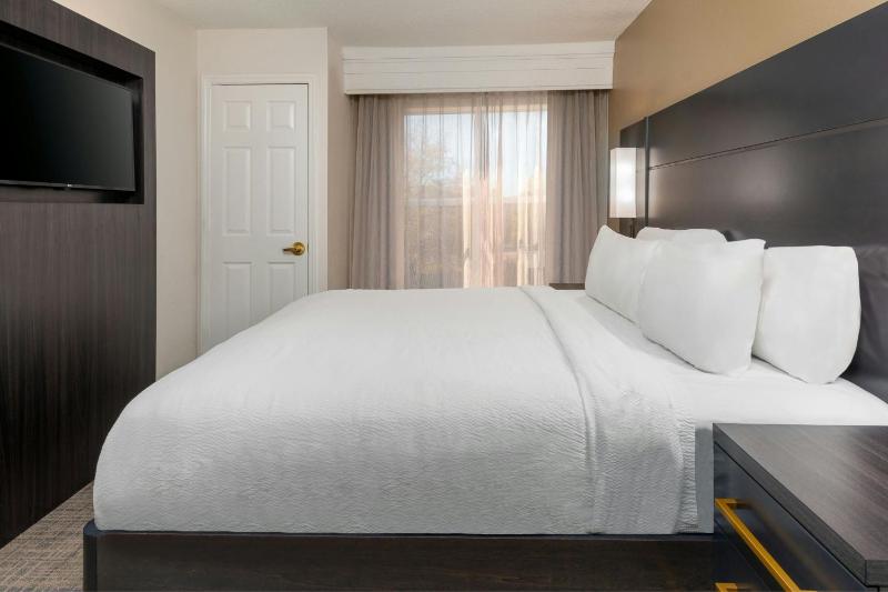 2 Bedroom Suite image 3