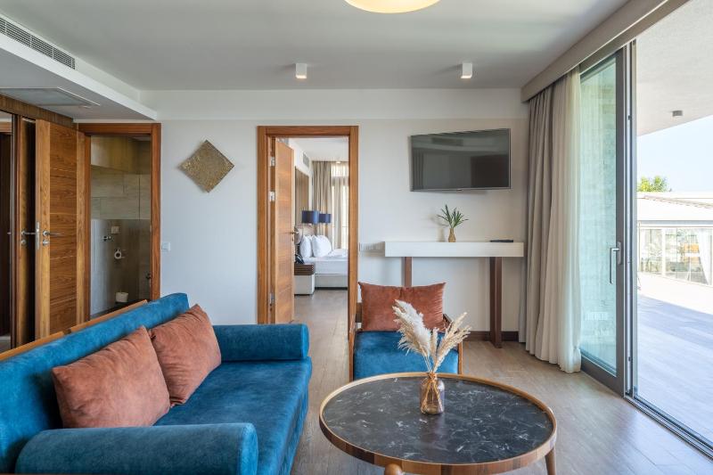 Suite with Sea View image 2