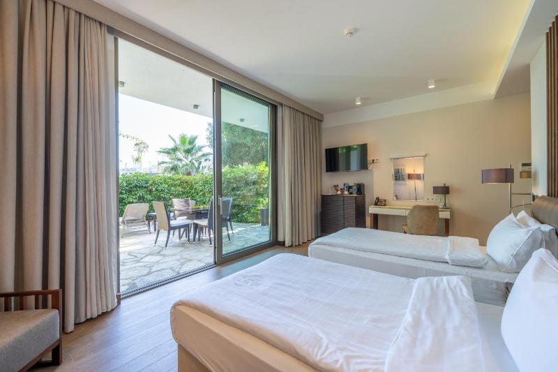 Standard Double Room image 3