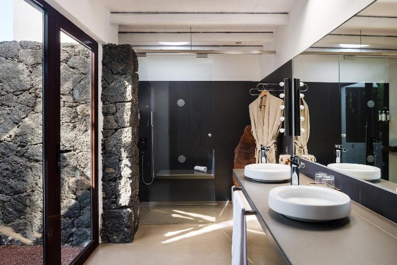 Five-Bedroom Villa with Partial Sea View - Disability Access image 3