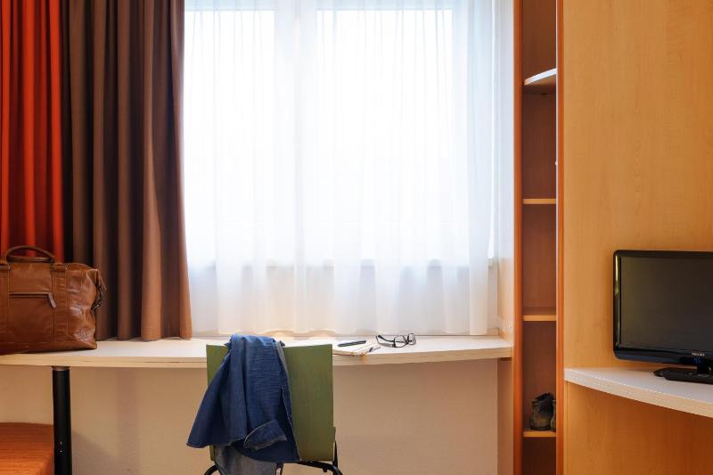 Twin Room image 3