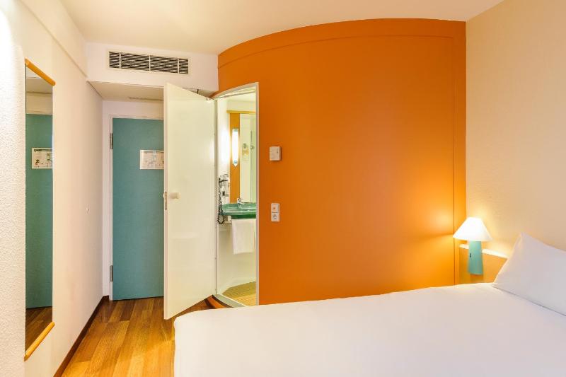 Double Room image 4