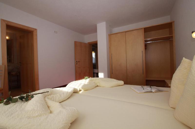 Comfort Two-Bedroom Apartment with Balcony image 4