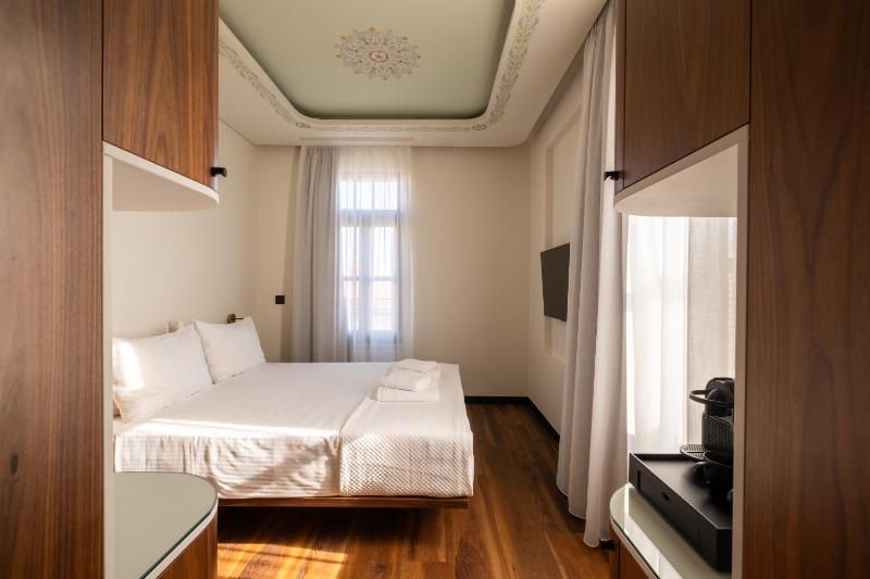 Bouquet Luxury Rooms - image 13