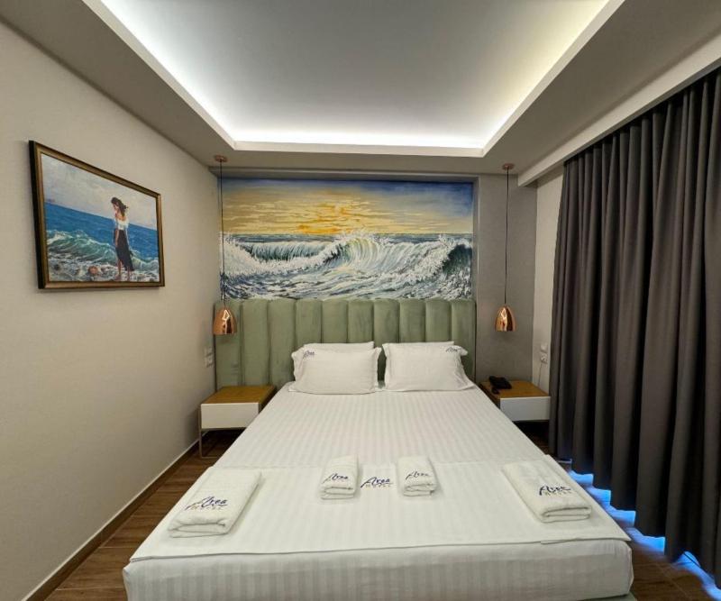 Double Room with Balcony image 4