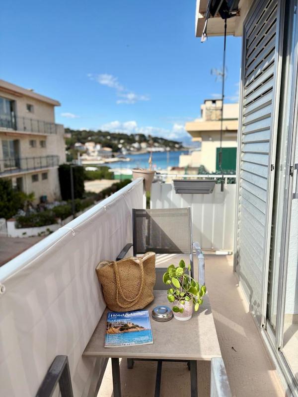 Double Room with Balcony and Side Sea View image 3