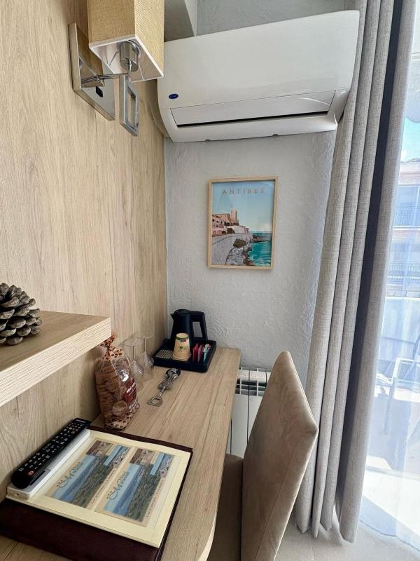 Double Room with Balcony and Side Sea View image 4