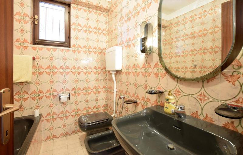 2 Bedroom Beautiful Home In Cisano Di Bardolino - image 13