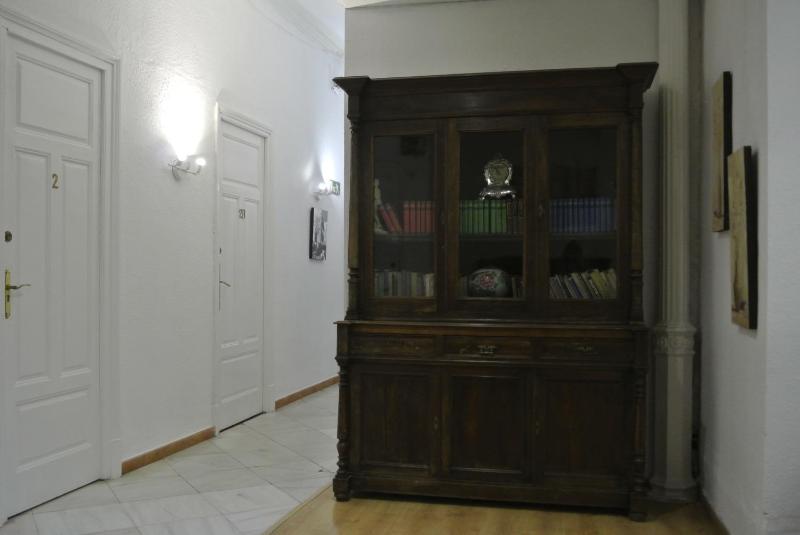 Single Room with Shared Bathroom image 2