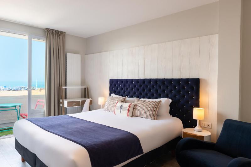 Superior Double Room with Balcony and Sea View image 3