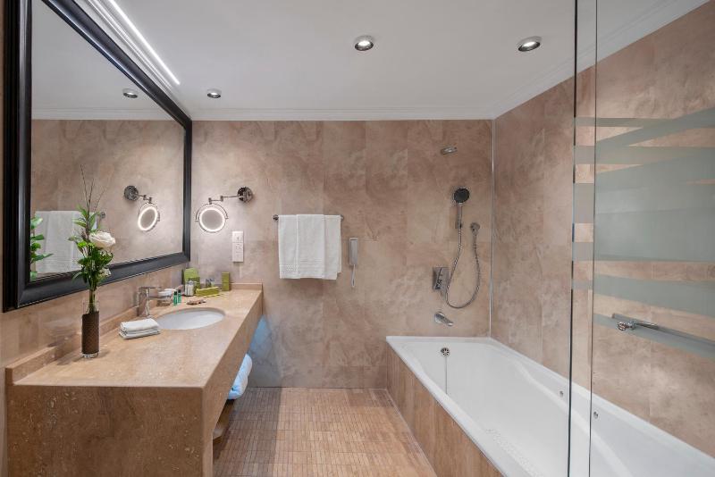 Garden Chalet with Executive Lounge Access image 3