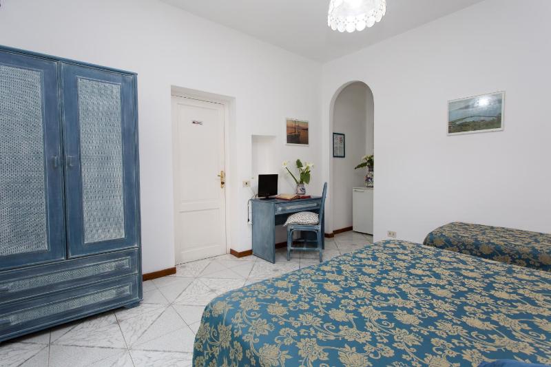 Superior Triple Room image 4