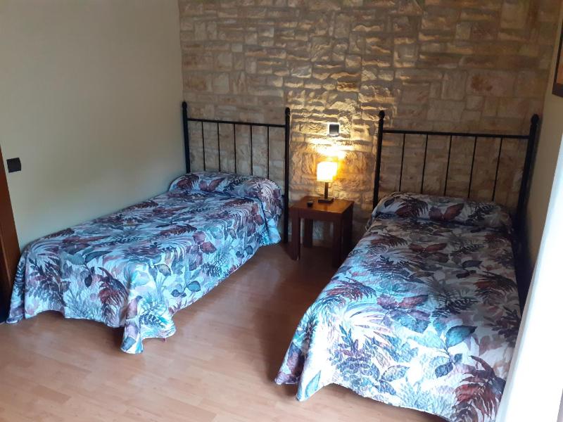 Twin Room image 3