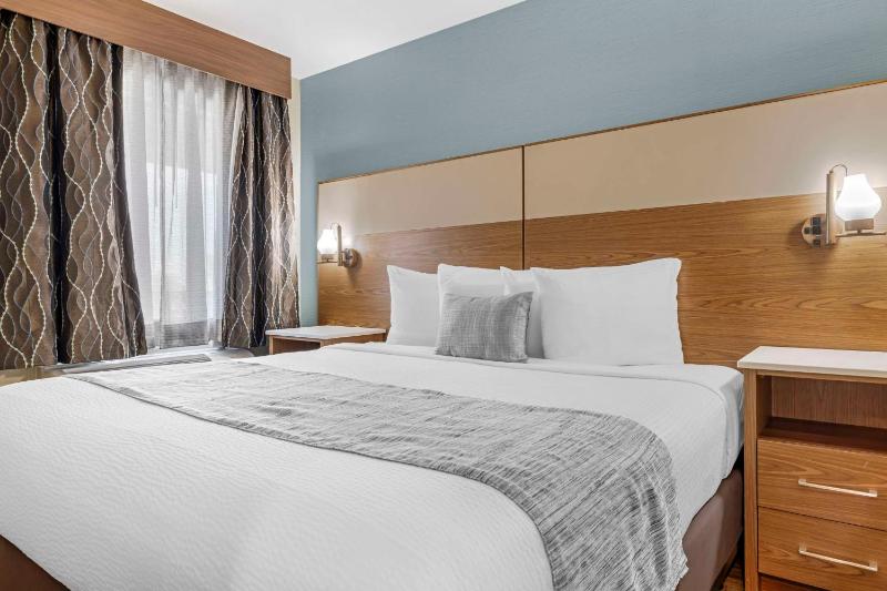 Two-Bedroom King Suite with Two King Beds and Kitchen image 4
