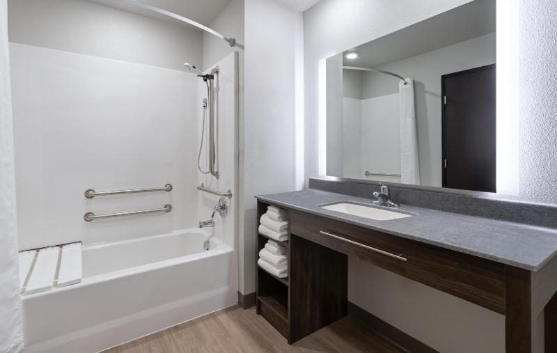 Queen Room - Mobility Accessible image 2