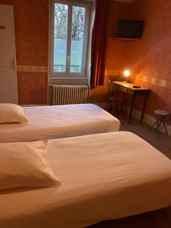 Twin Room image 4