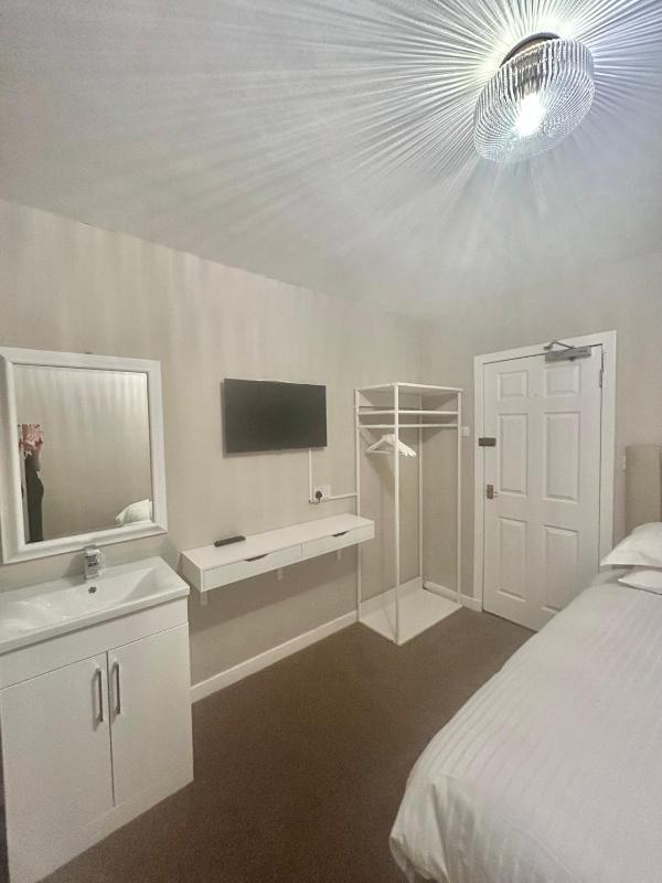 Single Room with Shared Shower and Toilet image 4