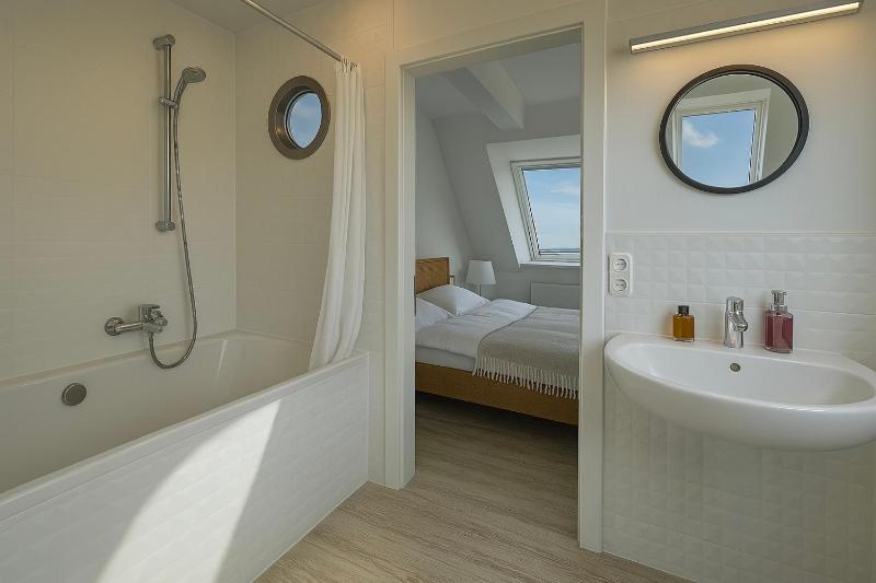 Double Room with Sea View and Balcony image 2