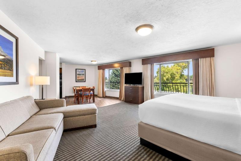 Queen Suite with Two Queen Beds with River View - Non smoking image 1