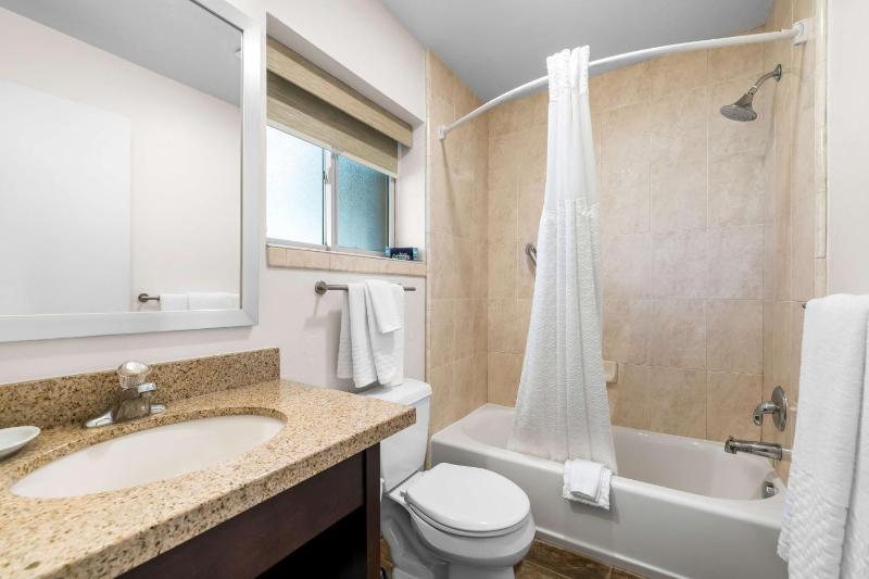 Queen Room with Two Queen Beds with River View - Non smoking image 2