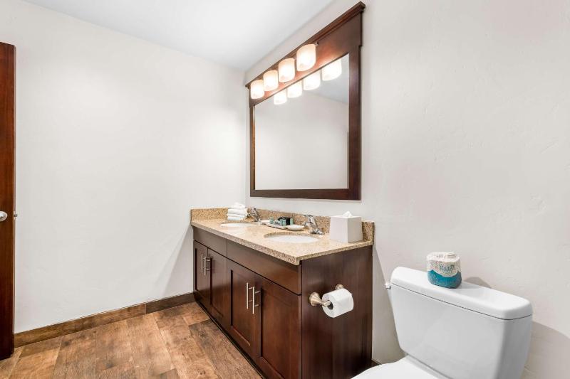 Queen Suite with Two Queen Beds with River View - Non smoking image 3