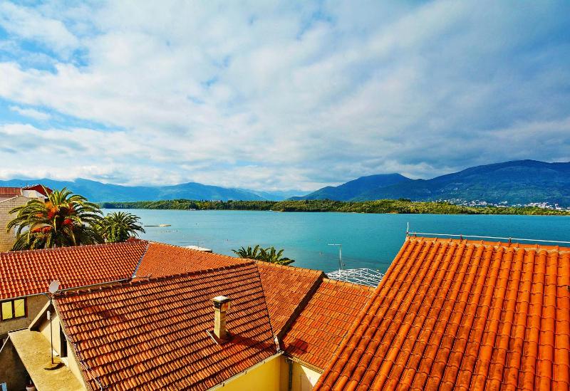 Luxury Two-Bedroom Apartment with Sea View image 4