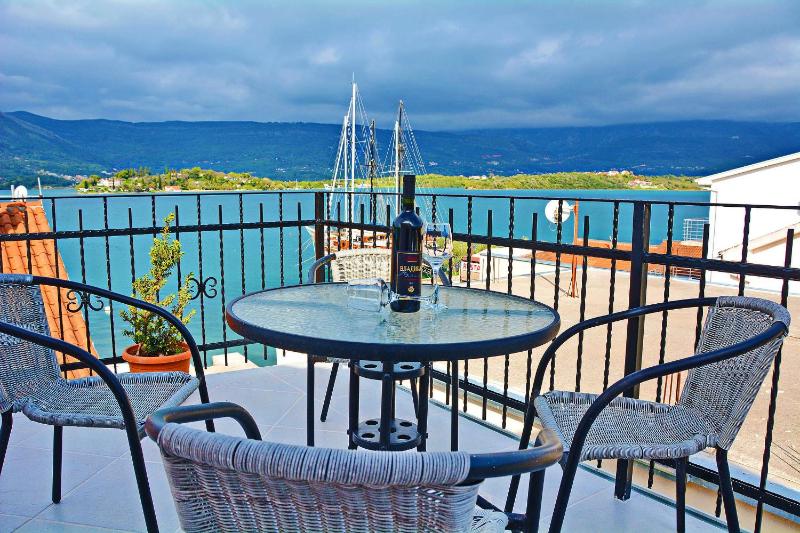 Luxury Two-Bedroom Apartment with Sea View image 3