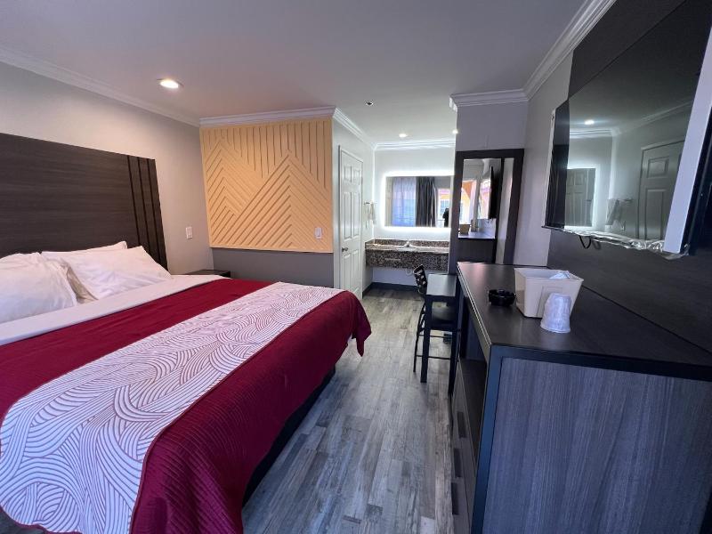 Deluxe King Room image 4
