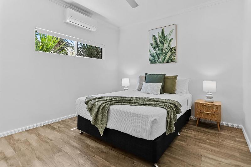 Cozy 3-Bedroom Oasis with Pool Access in Cairns - image 9
