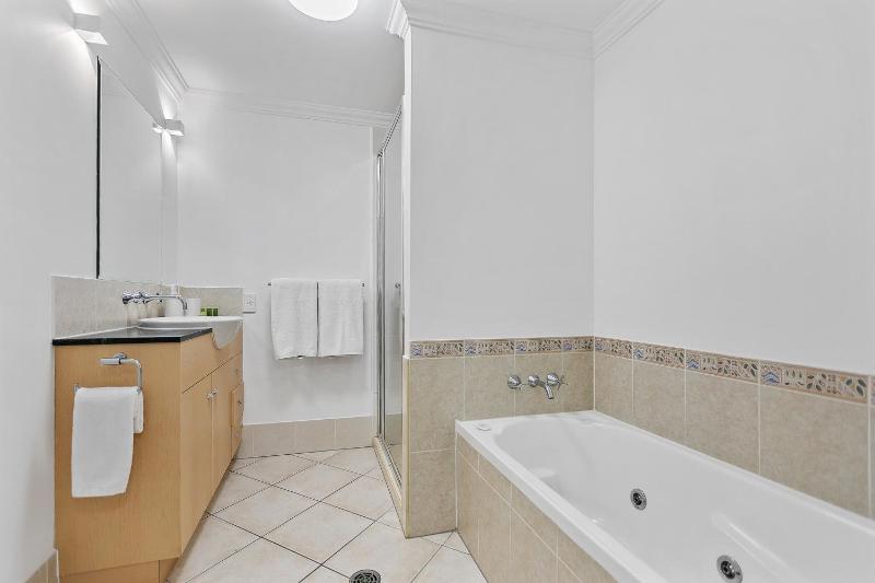 Cozy 3-Bedroom Oasis with Pool Access in Cairns - image 15